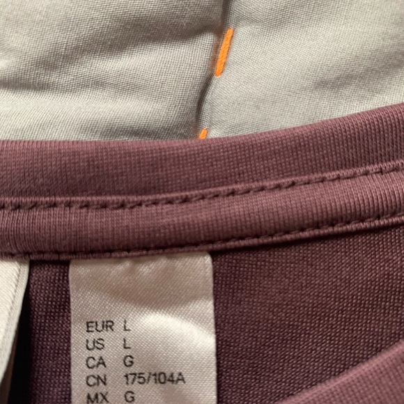 H&M asymmetrical t-shirt. - Picture 4 of 5